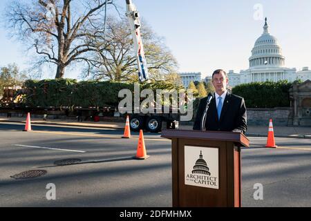 L'architecte du Capitole J. Brett Blanton fait des remarques lorsqu'il accepte l'arbre de Noël du Capitole des États-Unis de 2020, sur le terrain du Capitole des États-Unis à Washington, DC, le vendredi 20 novembre 2020. Le Capitol Christmas Tree est une épicéa d'Engelmann provenant des forêts nationales de Grand Mesa, Uncompahgre et Gunnison (GMUG) au Colorado. Photo de Kevin Dietsch/Pool/ABACAPRESS.COM Banque D'Images