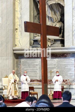 Le pape François célèbre la Messe pour la solennité du Christ Roi dans la basilique Saint-Pierre, Vatican, le 22 novembre 2020. À la fin de la messe, des jeunes du Panama ont remis la Croix de la Journée mondiale de la jeunesse et l'icône mariale à une délégation du Portugal avant le rassemblement international de 2023 à Lisbonne. Photo par ABACAPRESS.COM Banque D'Images