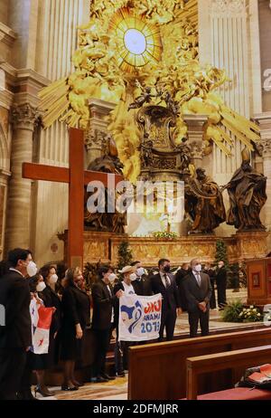 Le pape François célèbre la Messe pour la solennité du Christ Roi dans la basilique Saint-Pierre, Vatican, le 22 novembre 2020. À la fin de la messe, des jeunes du Panama ont remis la Croix de la Journée mondiale de la jeunesse et l'icône mariale à une délégation du Portugal avant le rassemblement international de 2023 à Lisbonne. Photo par ABACAPRESS.COM Banque D'Images