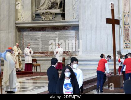 Le pape François célèbre la Messe pour la solennité du Christ Roi dans la basilique Saint-Pierre, Vatican, le 22 novembre 2020. À la fin de la messe, des jeunes du Panama ont remis la Croix de la Journée mondiale de la jeunesse et l'icône mariale à une délégation du Portugal avant le rassemblement international de 2023 à Lisbonne. Photo par ABACAPRESS.COM Banque D'Images