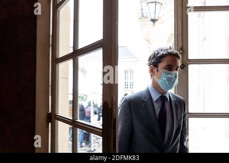 Gabriel Attal, secrétaire d'État du Premier ministre et porte-parole du gouvernement, arrive à une réunion de vidéoconférence avec des représentants élus et des organisations professionnelles de montagne. Paris, France, le 23 novembre 2020. Photo de Florent Bardos/ABACAPRESS.COM Banque D'Images