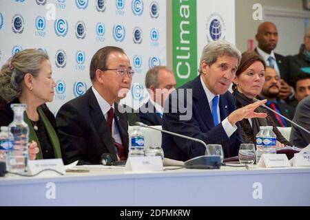 Document photo du dossier en date du 8 décembre 2015 du secrétaire d'État américain John Kerry, accompagné du secrétaire général de l'ONU Ban Ki-moon, s'exprime lors de l'événement « Caring for Climate » parrainé par l'ONU lors du sommet de la COP21 sur le changement climatique au Bourget à Paris, en France. L’ancien secrétaire d’État John Kerry a signé l’Accord de Paris de 2015 au nom des États-Unis, décision que le président Donald Trump a ensuite infirmée. Il est maintenant sur le point d'être l'envoyé du président élu Joe Biden pour le climat, ce qui montre clairement que le prochain gouvernement va renouveler son engagement dans la lutte contre le changement climatique. Photo du département d'État via Banque D'Images