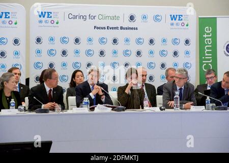 Document photo du dossier en date du 8 décembre 2015 du secrétaire d'État américain John Kerry, accompagné du secrétaire général de l'ONU Ban Ki-moon, s'exprime lors de l'événement « Caring for Climate » parrainé par l'ONU lors du sommet de la COP21 sur le changement climatique au Bourget à Paris, en France. L’ancien secrétaire d’État John Kerry a signé l’Accord de Paris de 2015 au nom des États-Unis, décision que le président Donald Trump a ensuite infirmée. Il est maintenant sur le point d'être l'envoyé du président élu Joe Biden pour le climat, ce qui montre clairement que le prochain gouvernement va renouveler son engagement dans la lutte contre le changement climatique. Photo du département d'État via Banque D'Images