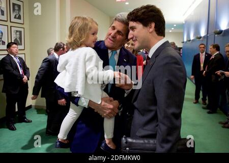 Document photo du dossier daté du 22 avril 2016 du Premier ministre canadien Justin Trudeau joue avec la petite-fille de deux ans du secrétaire d'État américain John Kerry, Isabelle Dobbs-Higginson, avant que les deux fonctionnaires aient signé l'Accord sur les changements climatiques de la COP21 le jour de la Terre, à la salle de l'Assemblée générale des Nations Unies à New York, NY, ÉTATS-UNIS. L’ancien secrétaire d’État John Kerry a signé l’Accord de Paris de 2015 au nom des États-Unis, décision que le président Donald Trump a ensuite infirmée. Il est maintenant sur le point d'être l'envoyé du président élu Joe Biden pour le climat, en signe clair de l'administrateur à venir Banque D'Images