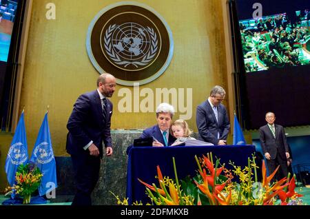 Document photo du dossier en date du 22 avril 2016 du secrétaire d'État américain John Kerry, avec sa petite-fille de deux ans Isabelle Dobbs-Higginson sur ses genoux et le secrétaire général des Nations Unies Ban ki-Moon regardant, signe l'Accord sur les changements climatiques de la COP21 au nom des États-Unis lors d'une cérémonie le jour de la Terre, À la salle de l'Assemblée générale des Nations Unies à New York, NY, USA. L’ancien secrétaire d’État John Kerry a signé l’Accord de Paris de 2015 au nom des États-Unis, décision que le président Donald Trump a ensuite infirmée. Il est maintenant sur le plan climatique, envoyé spécial du président élu Joe Biden Banque D'Images