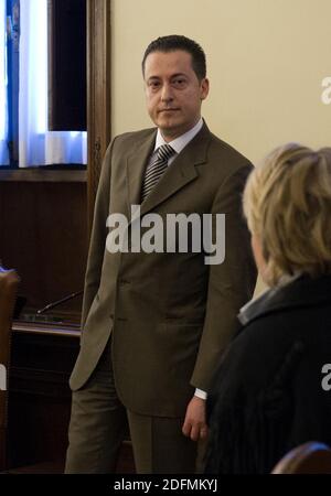 Photo du dossier - l'ancien maître d'hôtel du pape, Paolo Gabriele, a été reconnu coupable de vol qualifié pour fuite de documents papal confidentiels et condamné à 18 mois de prison par le tribunal du Vatican à Rome, au Vatican, le 6 octobre 2012. Il a été reconnu coupable d'avoir volé les journaux privés du pape et de les avoir fuyés au journaliste Gianluigi Nuzzi qui les a publiés dans un livre BEST-seller. Il a également reçu l'ordre de payer les frais du procès au palais de justice de la Cité du Vatican. Le juge président Giuseppe Dalla Torre a déclaré qu'il réduise à 18 mois le mandat de trois ans demandé par l'accusation en raison de son atténuation Banque D'Images