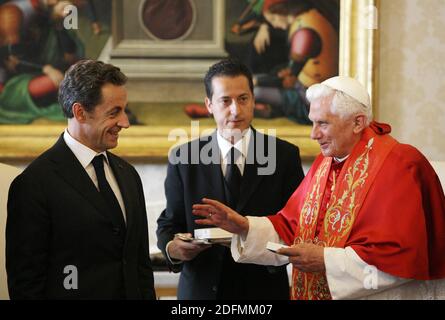 Photo du dossier - le maître d'hôtel du Pape Benoît XVI Paolo Gabriele (Centre) avec le pape et le président français Nicolas Sarkozy dans la bibliothèque privée du Vatican le 8 octobre 2010. La police du Vatican a arrêté Paolo Gabriele le 25 mai 2012 au Vatican, le maître d'hôtel du pape aurait divulgué des documents confidentiels et des lettres de l'étude privée du pontife aux journaux. Le Vatican, Qui a été empêtré pendant des mois dans un scandale impliquant la fuite de documents secrets, a déclaré que sa police avait détenu Paolo Gabriele en possession de documents confidentiels. Paolo Gabriele, 54, la forme Banque D'Images