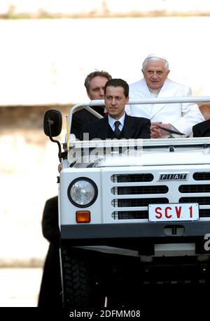 Photo du dossier - le maître d'hôtel du Pape Benoît XVI Paolo Gabriele (C) avec le pape sur la place Saint-Pierre au Vatican, le 14 mars 2007, pendant une audience générale.la police du Vatican a arrêté Paolo Gabriele le 25 mai 2012 au Vatican, Le majordome du pape aurait divulgué des documents confidentiels et des lettres de l'étude privée du souverain pontife aux journaux. Le Vatican, qui a été embrouiné pendant des mois dans un scandale impliquant la fuite de documents secrets, a déclaré que sa police avait détenu Paolo Gabriele en possession de documents confidentiels. Paolo Gabriele, 54 ans, ancien maître d'hôtel de Ben Banque D'Images