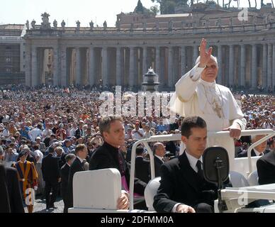 Photo du dossier - la place Pierre au Vatican, le 27 avril 2005 au cours de la première audience générale de Benoît XVI.la police du Vatican a arrêté Paolo Gabriele le 25 mai 2012 au Vatican, Le majordome du pape aurait divulgué des documents confidentiels et des lettres de l'étude privée du souverain pontife aux journaux. Le Vatican, qui a été embrouiné pendant des mois dans un scandale impliquant la fuite de documents secrets, a déclaré que sa police avait détenu Paolo Gabriele en possession de documents confidentiels. Paolo Gabriele, 54 ans, ancien maître d'hôtel de Benoît XVI, condamné par la cour du Vatican Banque D'Images