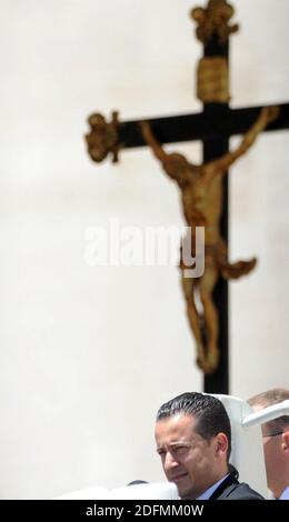 Photo du dossier - le maître d'hôtel du Pape Benoît XVI, Paolo Gabriele, sur la place Saint-Pierre au Vatican, le 2011 juin. La police du Vatican a arrêté Paolo Gabriele le 25 mai 2012 au Vatican, Le majordome du pape aurait divulgué des documents confidentiels et des lettres de l'étude privée du souverain pontife aux journaux. Le Vatican, qui a été embrouiné pendant des mois dans un scandale impliquant la fuite de documents secrets, a déclaré que sa police avait détenu Paolo Gabriele en possession de documents confidentiels. Paolo Gabriele, 54 ans, ancien maître d'hôtel de Benoît XVI, condamné par le tribunal du Vatican en 2012 Banque D'Images