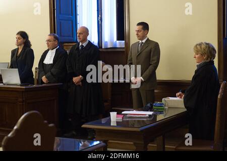 Photo du dossier - l'ancien maître d'hôtel du pape, Paolo Gabriele (à droite), a été reconnu coupable de vol qualifié pour fuite de documents papal confidentiels et condamné à 18 mois de prison par le tribunal du Vatican à Rome, Vatican, le 6 octobre 2012. Il a été reconnu coupable d'avoir volé les journaux privés du pape et de les avoir fuyés au journaliste Gianluigi Nuzzi qui les a publiés dans un livre BEST-seller. Il a également reçu l'ordre de payer les frais du procès au palais de justice de la Cité du Vatican. Le juge président Giuseppe Dalla Torre a déclaré qu'il réduise à 18 mois le mandat de trois ans demandé par l'accusation Banque D'Images