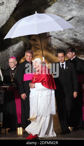 Photo du dossier - le maître d'hôtel du Pape Benoît XVI Paolo Gabriele (avec l'parapluie) avec le pape dans la Grotte des apparitions à Lourdes, France le 13 septembre 2008.la police du Vatican a arrêté Paolo Gabriele le 25 mai 2012 au Vatican, Le majordome du pape aurait divulgué des documents confidentiels et des lettres de l'étude privée du souverain pontife aux journaux. Le Vatican, qui a été embrouiné pendant des mois dans un scandale impliquant la fuite de documents secrets, a déclaré que sa police avait détenu Paolo Gabriele en possession de documents confidentiels. Paolo Gabriele, 54 ans, l'ancien maître d'hôtel Banque D'Images