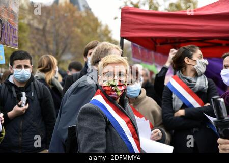 Parti de gauche française la France Insoumise (LFI) membre du Parlement Clementine Autain. À l'occasion de la Journée internationale pour l'élimination de la violence à l'égard des femmes, des dizaines de personnes se sont rassemblées sur la place de la République, à Paris, en France, le 25 novembre 2020. Photo de Patrice Pierrot/avenir Pictures/ABACAPRESS.COM Banque D'Images