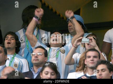 Photo du fichier - Diego Maradona, légende Argentine du football, et sa fille Giannina célèbrent dans les tribunes après qu'Agentina a remporté le match lors de la coupe du monde 2006, deuxième tour, l'Argentine contre le Mexique au stade Zentralstadion à Leipzig, en Allemagne, le 24 juin 2006. L'Argentine a gagné 2-1. Diego Maradona est mort d'une crise cardiaque quelques jours seulement après avoir tourné 60. La légende du football argentin est morte chez lui, a déclaré son avocat, deux semaines seulement après avoir subi une opération sur un caillot dans son cerveau. Largement considéré comme l'un des plus grands joueurs de tous les temps sur le terrain, sa vie hors du terrain était tout aussi notoire - Banque D'Images