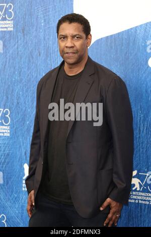 Photo de dossier datée du 10 septembre 2016 de Denzel Washington posant pendant la photocall du film 'le magnifique 7' au 73e Festival International du film de Venise (Mostra). Le New York Times a nommé Denzel Washington 1er plus grand acteur du XXIe siècle. Photo de Marco Piovanotto /ABACAPRESS.COM Banque D'Images