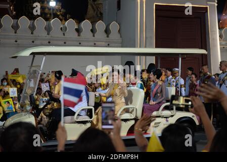 Bangkok, Thaïlande. 05e décembre 2020. Le roi Maha Vajiralongkorn, accompagné de la reine Suthida, et de sa fille, signe aux personnes qui attendent de l'accueillir en se rendant sur le terrain de cérémonie de SanamLuang à l'occasion de l'anniversaire de sa Majesté le roi BhumibolAdulyadej le 5 décembre 2020. (Photo de Teera Noisakran/Pacific Press/Sipa USA) crédit: SIPA USA/Alay Live News Banque D'Images