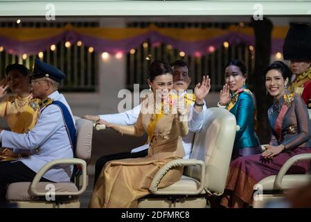 Bangkok, Thaïlande. 05e décembre 2020. Le roi Maha Vajiralongkorn, accompagné de la reine Suthida, et de sa fille, signe aux personnes qui attendent de l'accueillir en se rendant sur le terrain de cérémonie de SanamLuang à l'occasion de l'anniversaire de sa Majesté le roi BhumibolAdulyadej le 5 décembre 2020. (Photo de Teera Noisakran/Pacific Press/Sipa USA) crédit: SIPA USA/Alay Live News Banque D'Images