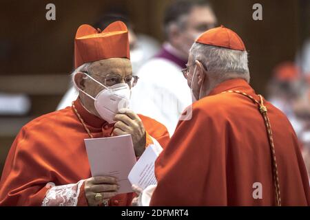 Le pape François nomme treize nouveaux cardinaux lors d'une cérémonie de consistoire à la basilique Saint-Pierre, au Vatican, le 28 novembre 2020. Le pape François a tenu le 7e consistoire publique ordinaire de son pontificat pour créer 13 nouveaux cardinaux qui viennent de 8 nations du monde. Pendant la cérémonie, tous les cardinaux avaient un masque protecteur contre le COVID-19. Photo par ABACAPRESS.COM Banque D'Images