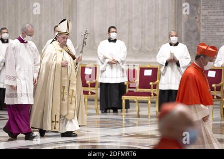 Le pape François nomme treize nouveaux cardinaux lors d'une cérémonie de consistoire à la basilique Saint-Pierre, au Vatican, le 28 novembre 2020. Le pape François a tenu le 7e consistoire publique ordinaire de son pontificat pour créer 13 nouveaux cardinaux qui viennent de 8 nations du monde. Pendant la cérémonie, tous les cardinaux avaient un masque protecteur contre le COVID-19. Photo par ABACAPRESS.COM Banque D'Images