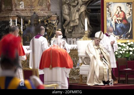 Le pape François nomme treize nouveaux cardinaux lors d'une cérémonie de consistoire à la basilique Saint-Pierre, au Vatican, le 28 novembre 2020. Le pape François a tenu le 7e consistoire publique ordinaire de son pontificat pour créer 13 nouveaux cardinaux qui viennent de 8 nations du monde. Pendant la cérémonie, tous les cardinaux avaient un masque protecteur contre le COVID-19. Photo par ABACAPRESS.COM Banque D'Images