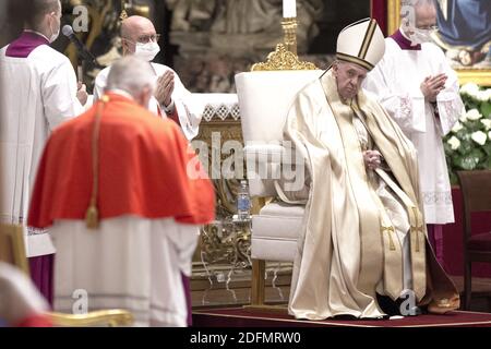 Le pape François nomme treize nouveaux cardinaux lors d'une cérémonie de consistoire à la basilique Saint-Pierre, au Vatican, le 28 novembre 2020. Le pape François a tenu le 7e consistoire publique ordinaire de son pontificat pour créer 13 nouveaux cardinaux qui viennent de 8 nations du monde. Pendant la cérémonie, tous les cardinaux avaient un masque protecteur contre le COVID-19. Photo par ABACAPRESS.COM Banque D'Images