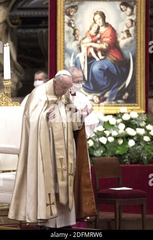 Le pape François nomme treize nouveaux cardinaux lors d'une cérémonie de consistoire à la basilique Saint-Pierre, au Vatican, le 28 novembre 2020. Le pape François a tenu le 7e consistoire publique ordinaire de son pontificat pour créer 13 nouveaux cardinaux qui viennent de 8 nations du monde. Pendant la cérémonie, tous les cardinaux avaient un masque protecteur contre le COVID-19. Photo par ABACAPRESS.COM Banque D'Images