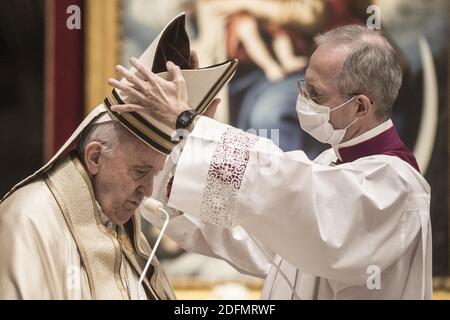 Le pape François nomme treize nouveaux cardinaux lors d'une cérémonie de consistoire à la basilique Saint-Pierre, au Vatican, le 28 novembre 2020. Le pape François a tenu le 7e consistoire publique ordinaire de son pontificat pour créer 13 nouveaux cardinaux qui viennent de 8 nations du monde. Pendant la cérémonie, tous les cardinaux avaient un masque protecteur contre le COVID-19. Photo par ABACAPRESS.COM Banque D'Images