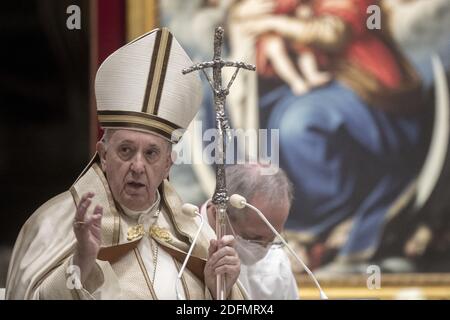 Le pape François nomme treize nouveaux cardinaux lors d'une cérémonie de consistoire à la basilique Saint-Pierre, au Vatican, le 28 novembre 2020. Le pape François a tenu le 7e consistoire publique ordinaire de son pontificat pour créer 13 nouveaux cardinaux qui viennent de 8 nations du monde. Pendant la cérémonie, tous les cardinaux avaient un masque protecteur contre le COVID-19. Photo par ABACAPRESS.COM Banque D'Images