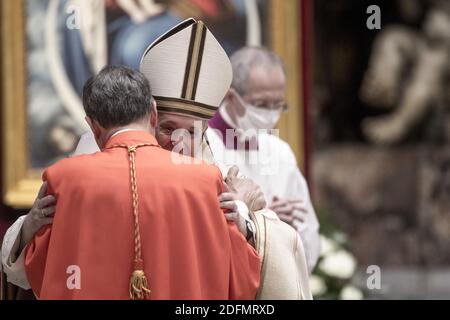 Le pape François nomme treize nouveaux cardinaux lors d'une cérémonie de consistoire à la basilique Saint-Pierre, au Vatican, le 28 novembre 2020. Le pape François a tenu le 7e consistoire publique ordinaire de son pontificat pour créer 13 nouveaux cardinaux qui viennent de 8 nations du monde. Pendant la cérémonie, tous les cardinaux avaient un masque protecteur contre le COVID-19. Photo par ABACAPRESS.COM Banque D'Images