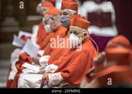 Le pape François nomme treize nouveaux cardinaux lors d'une cérémonie de consistoire à la basilique Saint-Pierre, au Vatican, le 28 novembre 2020. Le pape François a tenu le 7e consistoire publique ordinaire de son pontificat pour créer 13 nouveaux cardinaux qui viennent de 8 nations du monde. Pendant la cérémonie, tous les cardinaux avaient un masque protecteur contre le COVID-19. Photo par ABACAPRESS.COM Banque D'Images