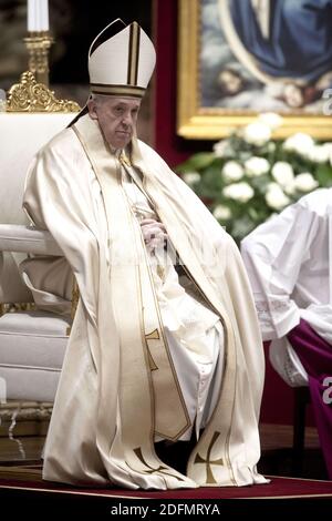 Le pape François nomme treize nouveaux cardinaux lors d'une cérémonie de consistoire à la basilique Saint-Pierre, au Vatican, le 28 novembre 2020. Le pape François a tenu le 7e consistoire publique ordinaire de son pontificat pour créer 13 nouveaux cardinaux qui viennent de 8 nations du monde. Pendant la cérémonie, tous les cardinaux avaient un masque protecteur contre le COVID-19. Photo par ABACAPRESS.COM Banque D'Images