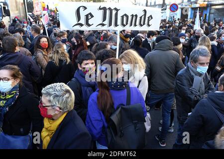 Le monde participe à une manifestation pour la liberté lors d'une manifestation contre la loi controversée sur la sécurité mondiale soumise à l'approbation du Parlement, à Paris, La législation mondiale sur la sécurité en cours d'adoption par le Parlement français vise à interdire le partage de photos dans lesquelles les policiers et les gendarmes peuvent être identifiés d'une manière préjudiciable à leur image. La France a connu plusieurs manifestations contre la loi proposée la semaine dernière, mais un incident récent au cours duquel la police française a été prise sur des images de caméras de sécurité contre un homme noir dans son studio de disques de Pa Banque D'Images