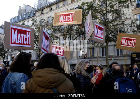 Le personnel du Paris Match Magazine participe à une manifestation pour la liberté lors d'une manifestation contre la loi controversée sur la sécurité mondiale soumise à l'approbation du Parlement, à Paris, La législation mondiale sur la sécurité en cours d'adoption par le Parlement français vise à interdire le partage de photos dans lesquelles les policiers et les gendarmes peuvent être identifiés d'une manière préjudiciable à leur image. La France a connu plusieurs manifestations contre la loi proposée la semaine dernière, mais un incident récent au cours duquel la police française a été prise sur des images de caméras de sécurité, frappant un homme noir dans son studio de tournage Banque D'Images