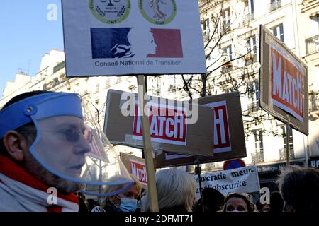 Le personnel du Paris Match Magazine participe à une manifestation pour la liberté lors d'une manifestation contre la loi controversée sur la sécurité mondiale soumise à l'approbation du Parlement, à Paris, La législation mondiale sur la sécurité en cours d'adoption par le Parlement français vise à interdire le partage de photos dans lesquelles les policiers et les gendarmes peuvent être identifiés d'une manière préjudiciable à leur image. La France a connu plusieurs manifestations contre la loi proposée la semaine dernière, mais un incident récent au cours duquel la police française a été prise sur des images de caméras de sécurité, frappant un homme noir dans son studio de tournage Banque D'Images