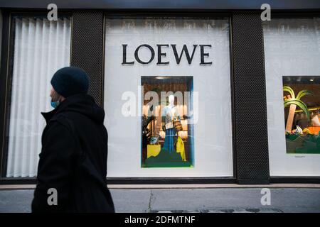 Une promenade piétonne devant un magasin Loewe sur l'avenue Montaigne après que le gouvernement français ait assoupli les mesures de confinement de Covid-19 et autorisé la réouverture de tous les magasins « non essentiels » à Paris, en France, le 29 novembre 2020. Photo de Julie Sebadelha/ABACAPRESS.COM Banque D'Images