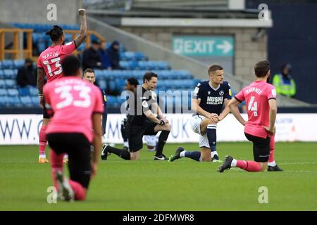 Les joueurs de Millwall, du comté de Derby et de l'arbitre Darren England (c) prennent le genou avant de lancer un chœur de boys de certains membres de la foule Millwall. EFL Skybet Championship Match, Millwall v Derby County at the Den à Londres le samedi 5 décembre 2020. Cette image ne peut être utilisée qu'à des fins éditoriales. Utilisation éditoriale uniquement, licence requise pour une utilisation commerciale. Pas d'utilisation dans les Paris, les jeux ou les publications d'un seul club/ligue/joueur. photo de Steffan Bowen/Andrew Orchard sports photographie/Alamy Live news Banque D'Images