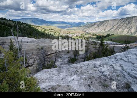 Promenades en bois et sentiers de Mammoth Hot Springs à Yellowstone National Stationnement Banque D'Images