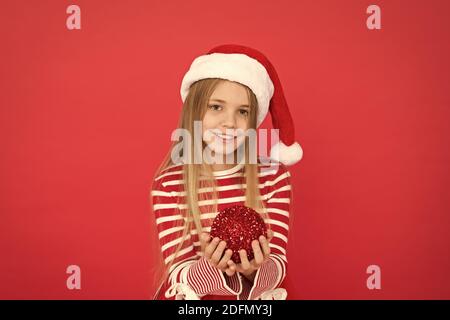 Relations sérieuses in Noël. santa kid bal décoratif. sentiment heureux de noël. shopping de Noël le temps. Prêt à célébrer la nouvelle année. Apportez de la créativité pour la décoration de la maison. Ambiance de fête. Boutique de décoration. Banque D'Images