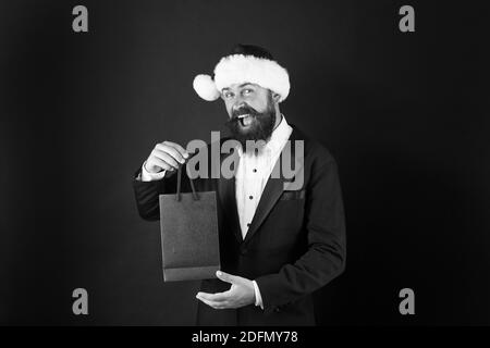 Surprise du patron. Portrait de Noël a surprise. Homme barbu maintenir sac a surprise. Surprise pour l'employé. Nouvelle année présents. Cadeau de Noël. Noël est le temps de s'il vous plaît, copiez l'espace. Banque D'Images