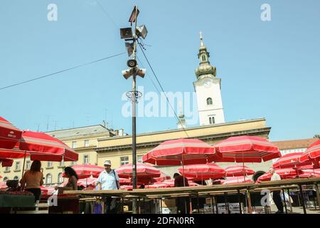 ZAGREB, CROATIE - 2 JUIN 2008 : marché de Trznica Dolac vu d'en dessous avec ses parapluies rouges. Dolac est le principal marché agricole de la maladie de Gornji Banque D'Images