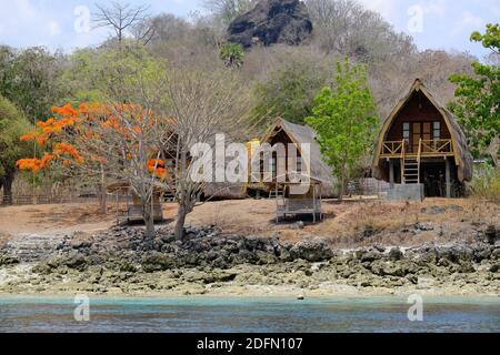 Indonesia Alor - magnifique littoral avec des maisons traditionnelles sur Nuhakepa Île Banque D'Images