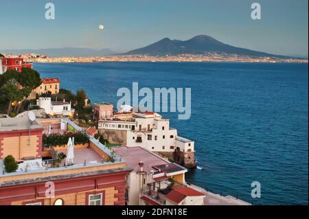 Vue sur le Vésuve depuis Posillipo, Naples Banque D'Images