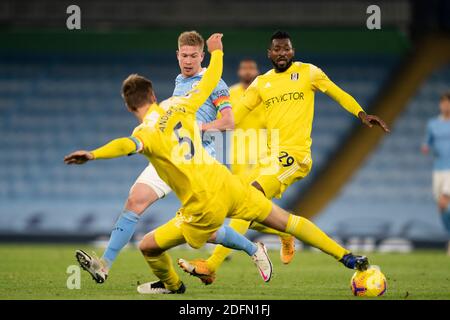 Manchester, Royaume-Uni. 6 décembre 2020. Kevin de Bruyne (2e L) de Manchester City est en compagnie de Joachim Andersen (1er L) de Fulham, en tant qu'Andre-Frank Zambo Anguissa (3e L) de Fulham lors du match de la Premier League entre Manchester City et Fulham à Manchester, en Grande-Bretagne, le 5 décembre 2020. Credit: Xinhua/Alay Live News Banque D'Images