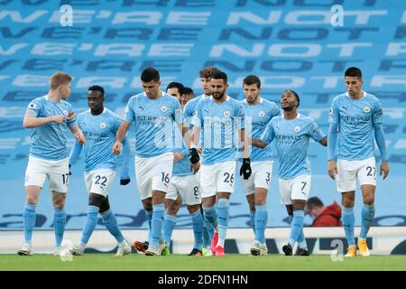 Manchester, Royaume-Uni. 6 décembre 2020. Raheem Sterling (2e R) de Manchester City célèbre avec ses coéquipiers après avoir obtenu son score lors du match de la Premier League entre Manchester City et Fulham à Manchester, en Grande-Bretagne, le 5 décembre 2020. Credit: Xinhua/Alay Live News Banque D'Images