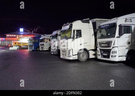 04 décembre 2020, Rhénanie-Palatinat, Waldlaubersheim: Les chauffeurs routiers passent la nuit dans leurs camions à l'Autohof sur l'autoroute A61. Malgré les fermetures de restaurant liées à la couronne, les chauffeurs routiers sont toujours autorisés à utiliser l'offre gastronomique dans de nombreux dépôts de camions. (À dpa : « nourriture chaude pour les chauffeurs de camions malgré la fermeture des restaurants ») photo : Thomas Frey/dpa Banque D'Images