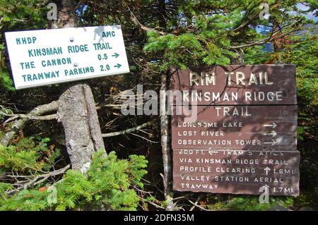 Franconia Notch avec feuillage d'automne et panneau Rim Trail au sommet de la montagne Cannon dans le parc national de Franconia Notch dans la forêt nationale de White Mountain, ne Banque D'Images