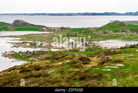 Un petit village pittoresque sur l'île de Klosteroy, Rennesoy kommune, près de Stavanger, Norvège, mai 2018 Banque D'Images