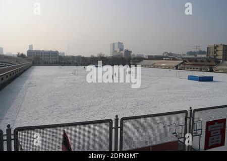 Yinchuan, Chine. 03ème décembre 2020. Les étudiants sont vus traverser un stade couvert de neige à l'université de Ningxia. Crédit : SOPA Images Limited/Alamy Live News Banque D'Images