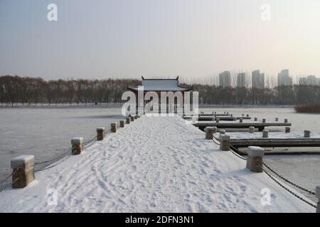 Yinchuan, Chine. 03ème décembre 2020. Un pavillon est couvert de neige à l'université de Ningxia. Crédit : SOPA Images Limited/Alamy Live News Banque D'Images