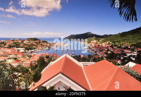 Années 1990, Saint-Barthélemy – l'hôtel Carl Gustav, situé directement au-dessus du port de Gustavia ca. 1998 Banque D'Images